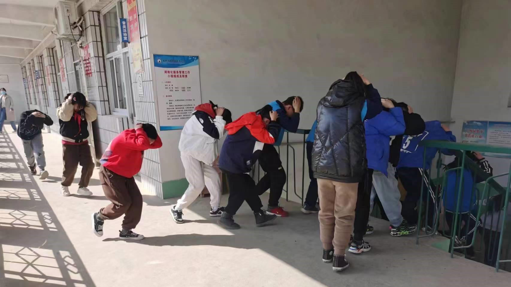 唐县北罗镇田堡庄小学开展防震应急疏散演练活动