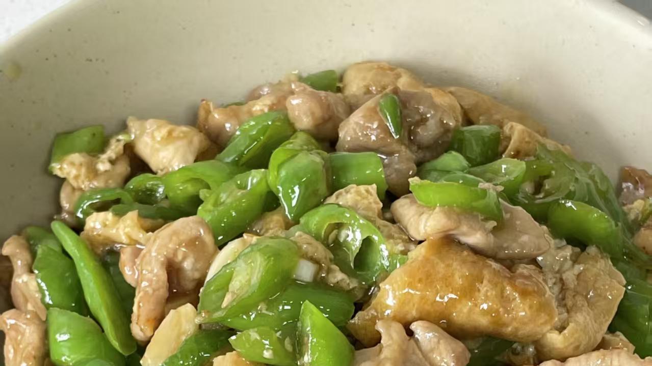 青椒瘦肉炒油豆泡：一口爆汁，滑嫩下饭，这组合真的绝了