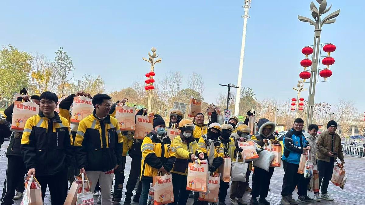 崇州市市场监管局开展新春外卖骑手送温暖活动