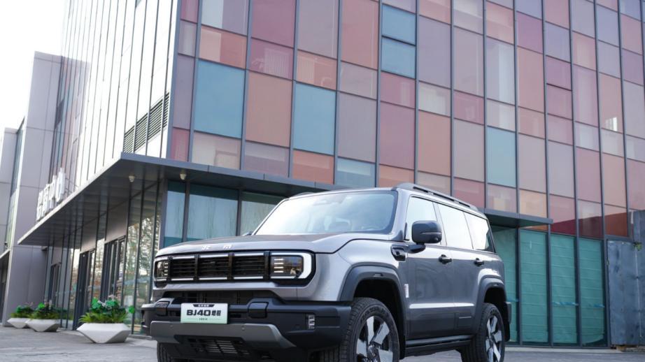 她独自上路时，这台硬派SUV悄悄多看了几眼