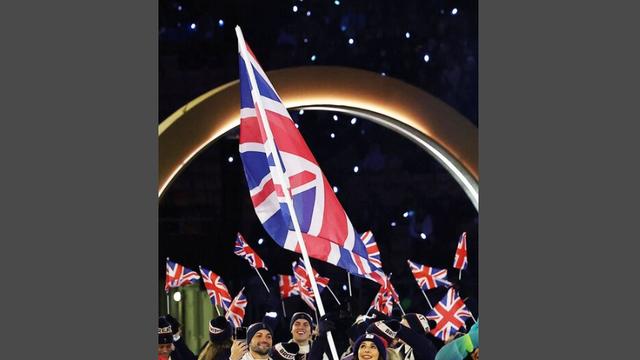 2026冬奥会开幕式英国女旗手吸睛，跳水冠军戴利编织围巾引全网盛赞