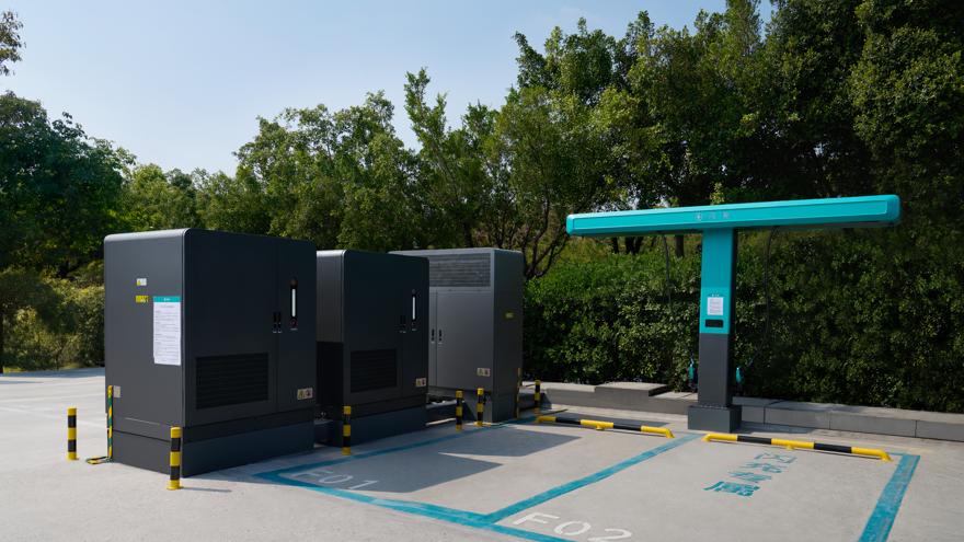 比亚迪太壕了！闪充车主免费闪充1年，年底将在全国建20000座闪充站