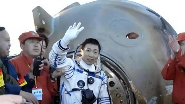 杨利伟在太空听到神秘“敲门声”，11年后谜底揭开，多亏他当时机智