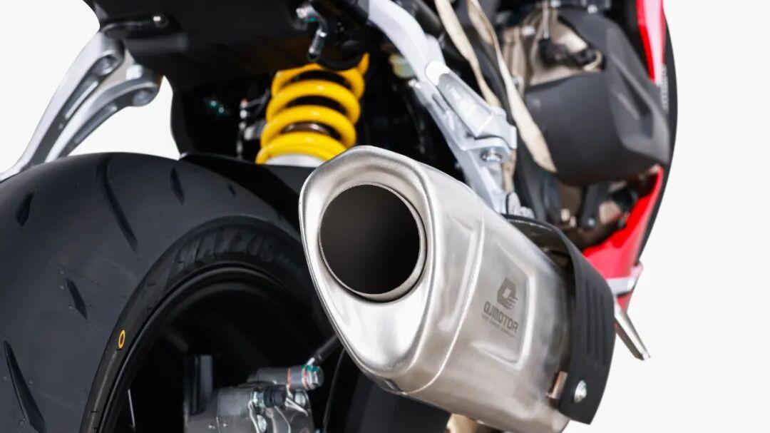 电控丰富到像赛车，价格却砍进三万内？国产四缸这次真把底线掀了！