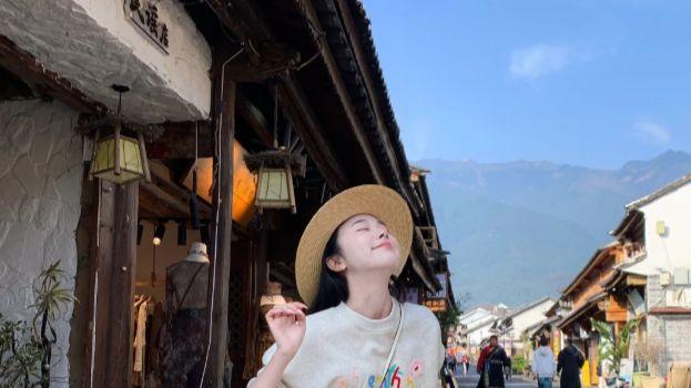 卫衣配半裙的 3 种打开方式，承包你整个春天