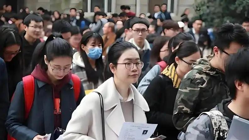 4成博士就业不如硕士，为什么高校教育出现那么大的偏差？