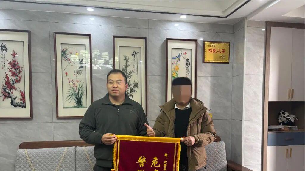 休假武警超市内挺身而出 徒手夺锤制服行凶者 家属赠旗感谢