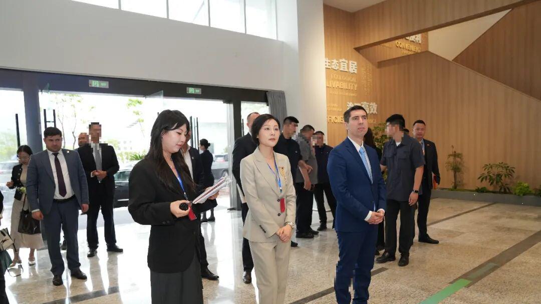 拿欧公司总经理陪同摩尔多瓦副总理兼外长一行参观上海青浦招商展厅