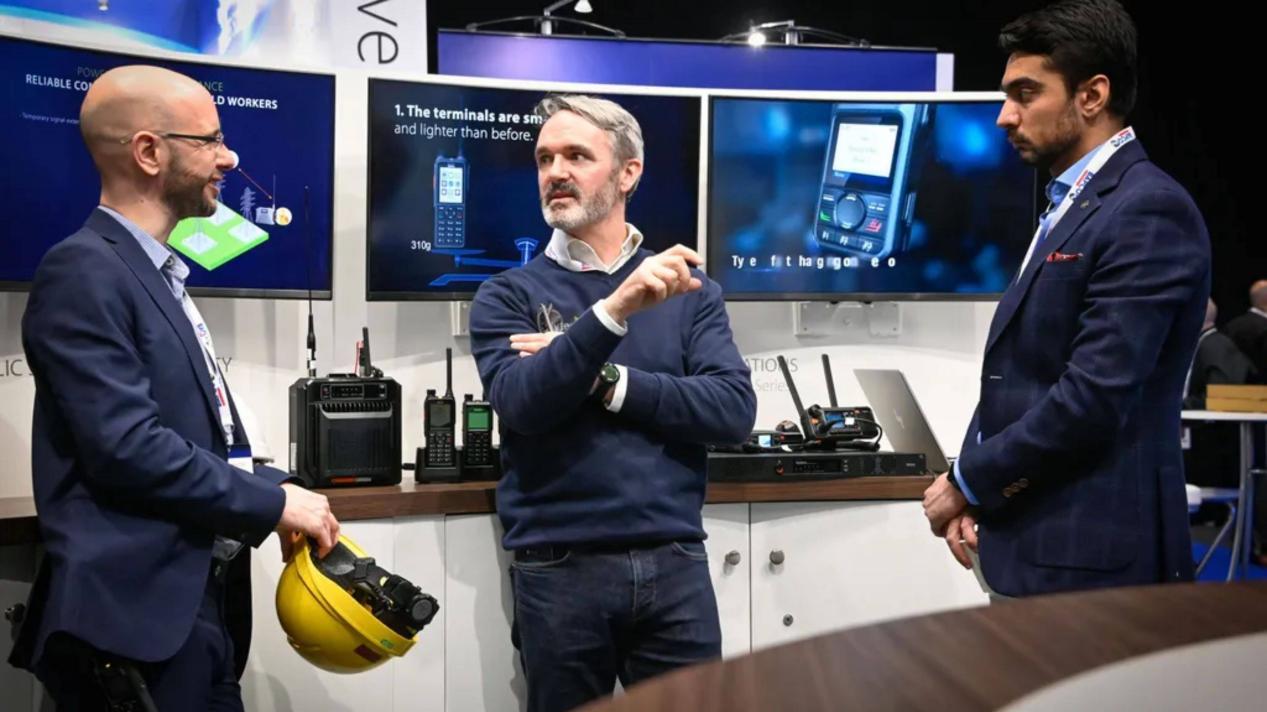 伦敦展会升起"中国星链"！大工无人机硬刚8级风撼动全球，欧美巨头坐不住了