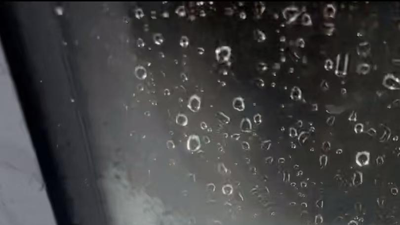 郑州金水区：连阴雨下窗户漏水频发，盲目打胶成最大维修陷阱