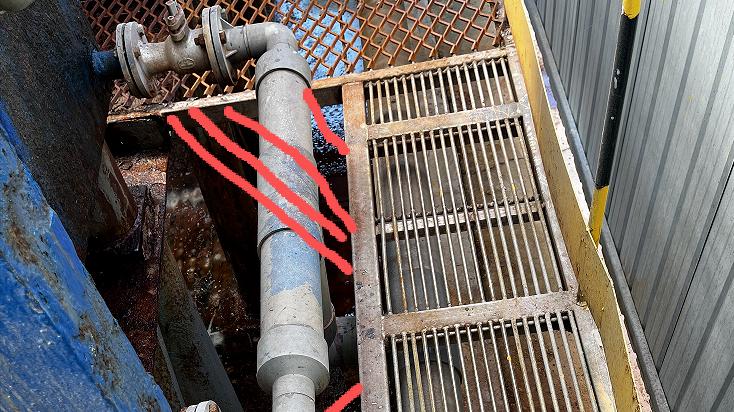 平台开孔间隙过大，未进行有效填充