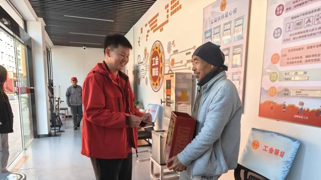 “春城有温度 工会有温暖” 爱心企业加多宝为春城劳动者送上节日温暖