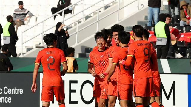 国足吃上饺子了！击败澳大利亚，两场不败成榜首，取胜方式很聪明