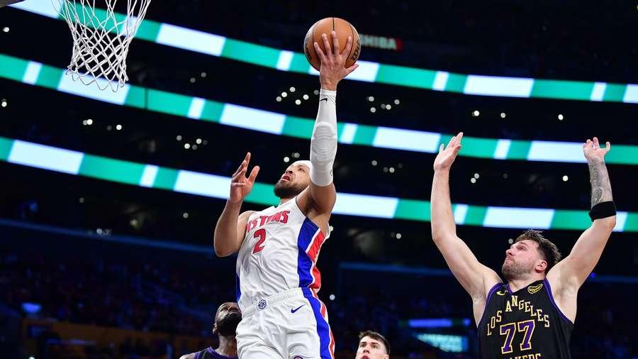 赛季同样打了49场，19岁弗拉格拿到999分，24岁康宁汉姆1251分，27岁亚历山大1558分，3