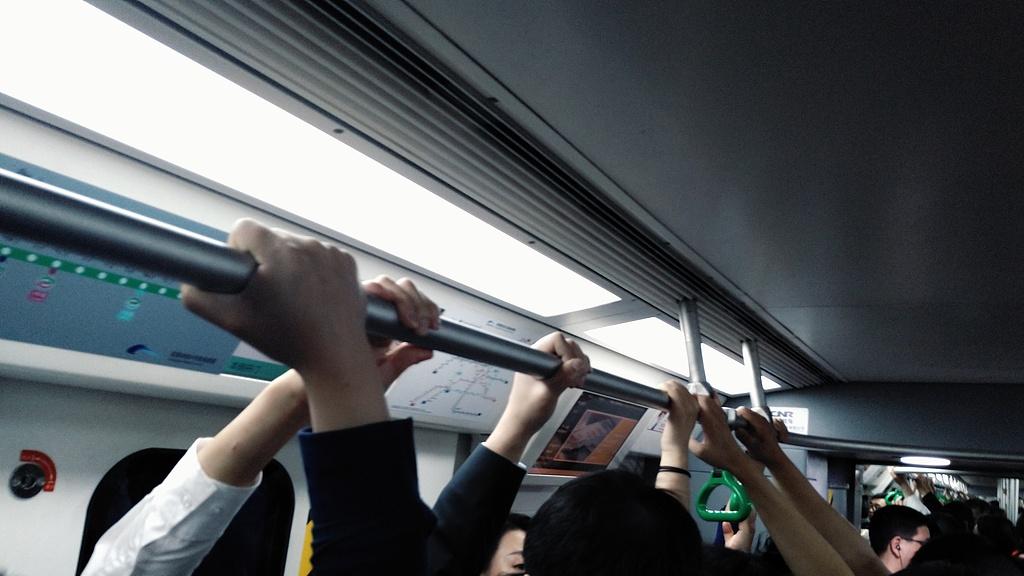 周一早高峰的13号线，35岁前大厂P7最后一次刷工牌失败，卡里剩下128.5元，转身进便利店买了个快