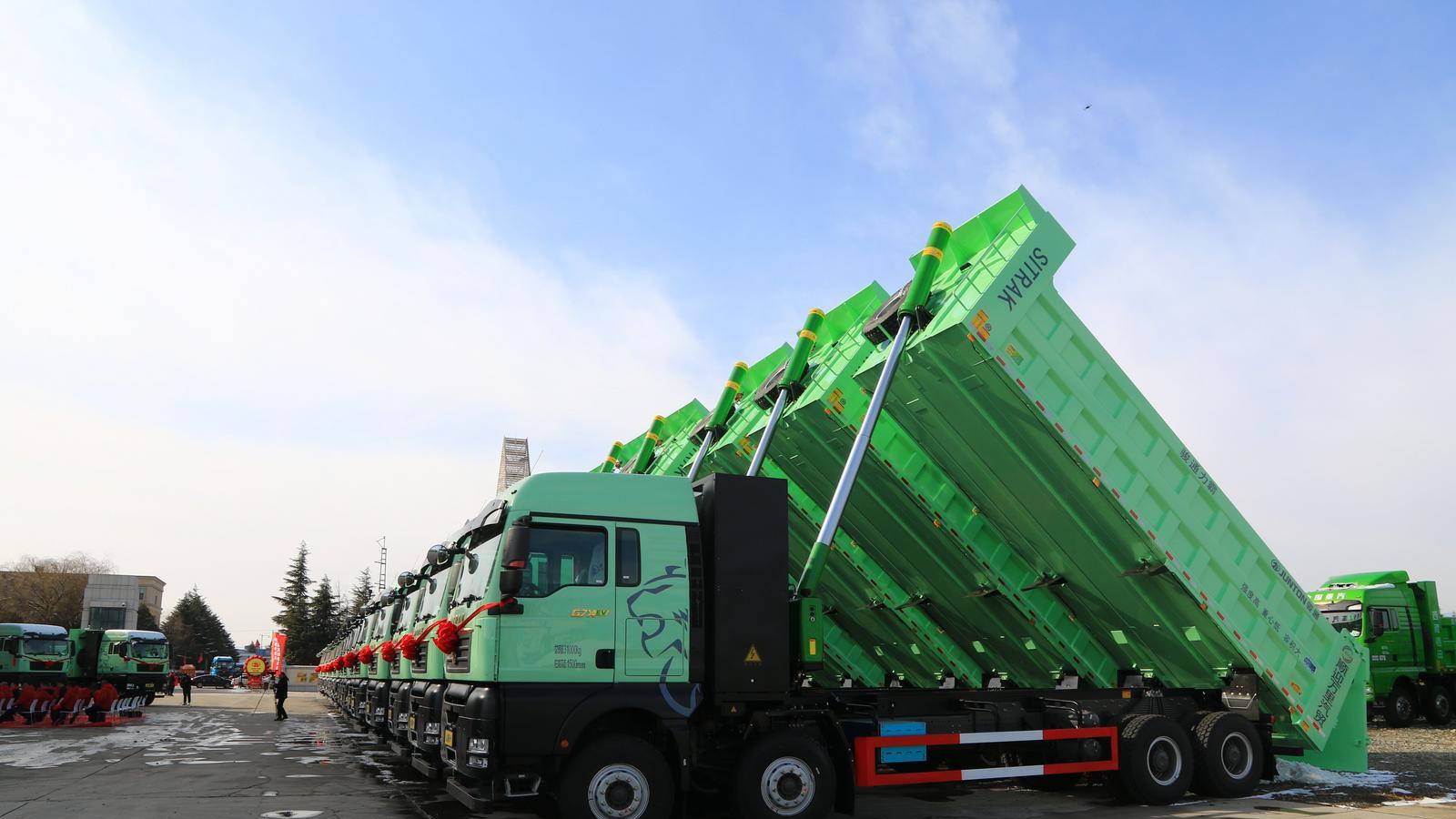 中国重汽·河南骏通300台新能源自卸车批量交付新疆客户