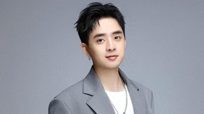 LPL官方解说惹众怒，比赛中故意拿假赛玩梗，打得不好就被怀疑打假赛