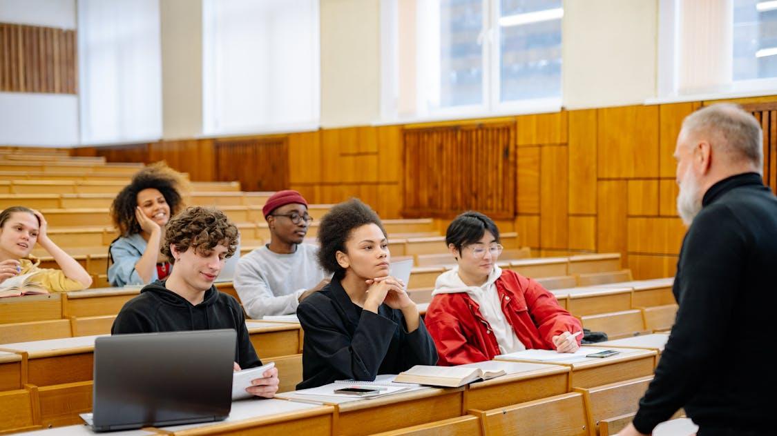 成绩单、家长群、AI学伴：大学开始“反向育儿”，进步还是倒退？