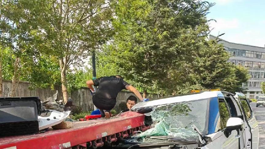 实战见真章！极氪009高速追尾无伤亡！