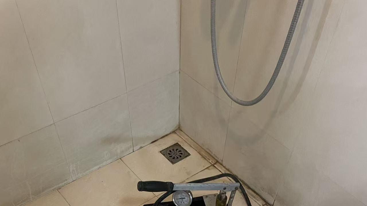 郑州金水区：独居大姐修房顶差点被坑5000，我上门只收了300，出门时她非要塞烟