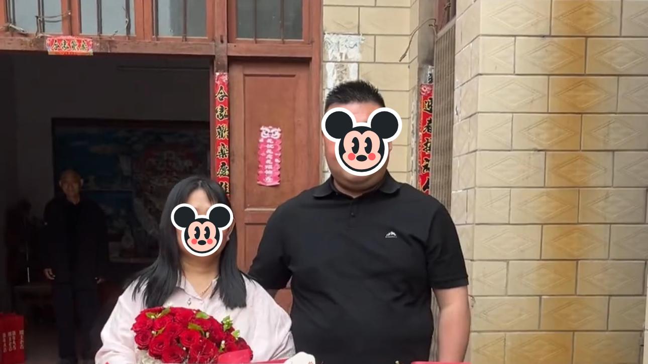 26岁男子表示不想努力了，和46岁的女子订婚，女方还给他10万彩礼