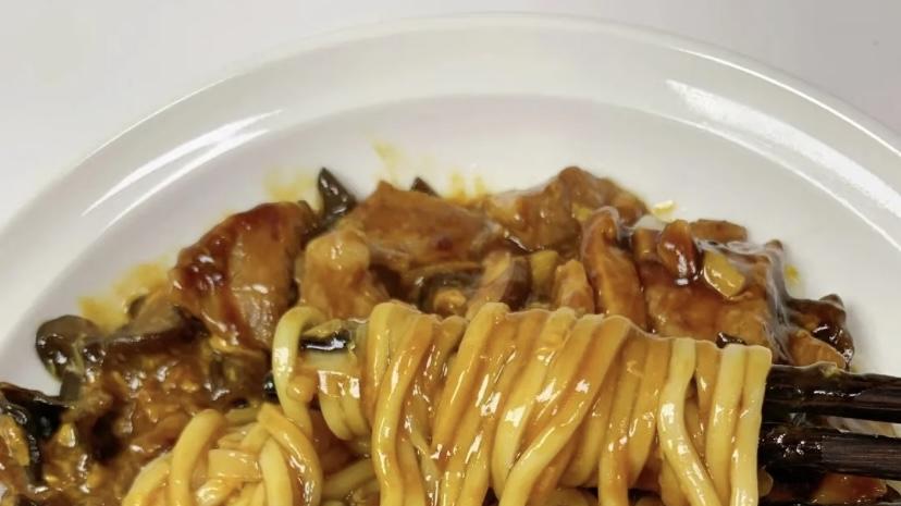 香到舔盘的香菇木耳打卤面，新手也能轻松拿捏！