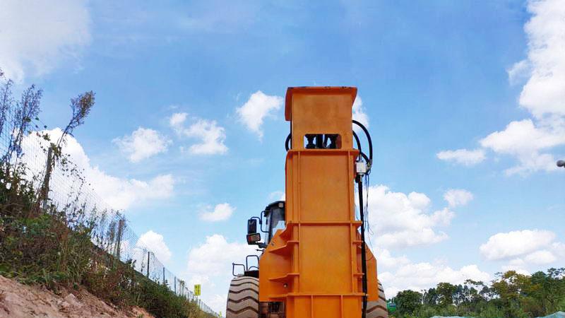 ​装载机上装的打夯锤：工程强基的“灵活重锤”