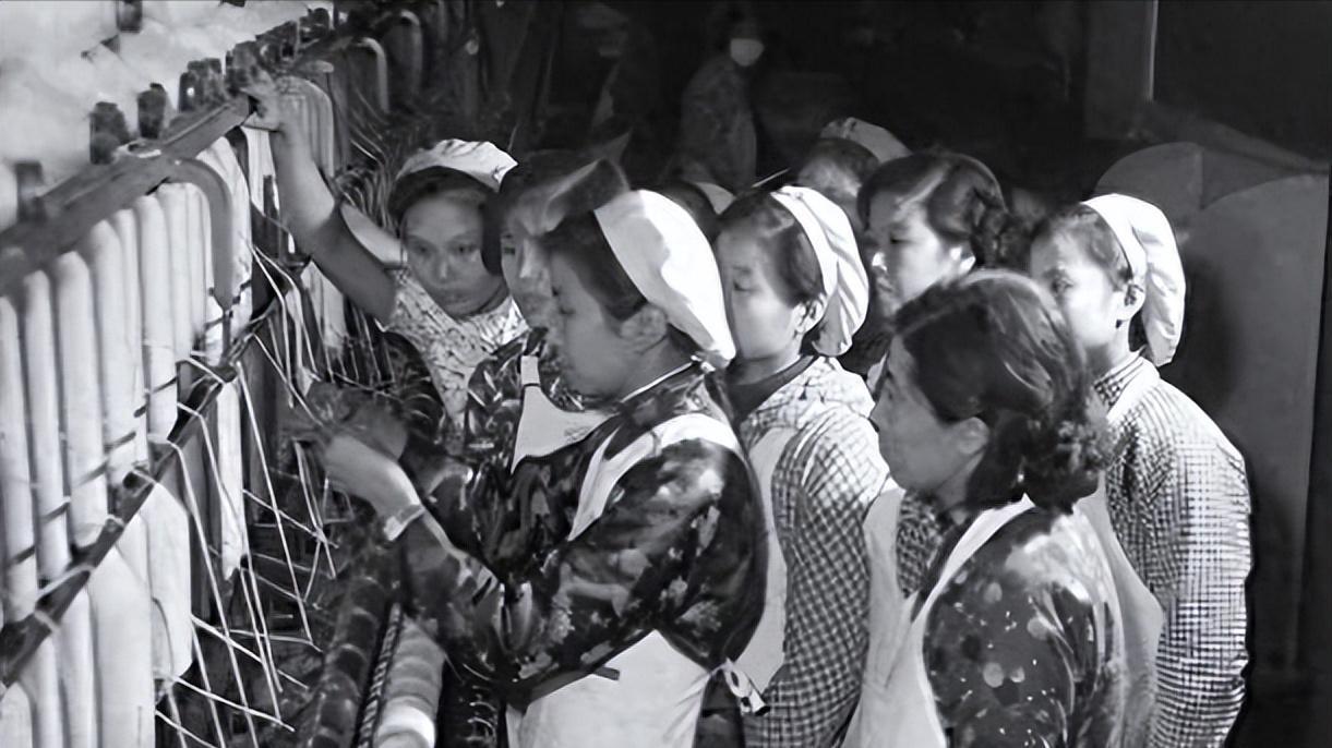 1949年真实悲剧！高官抛下家眷独自跑，太太们含泪提出卑微要求