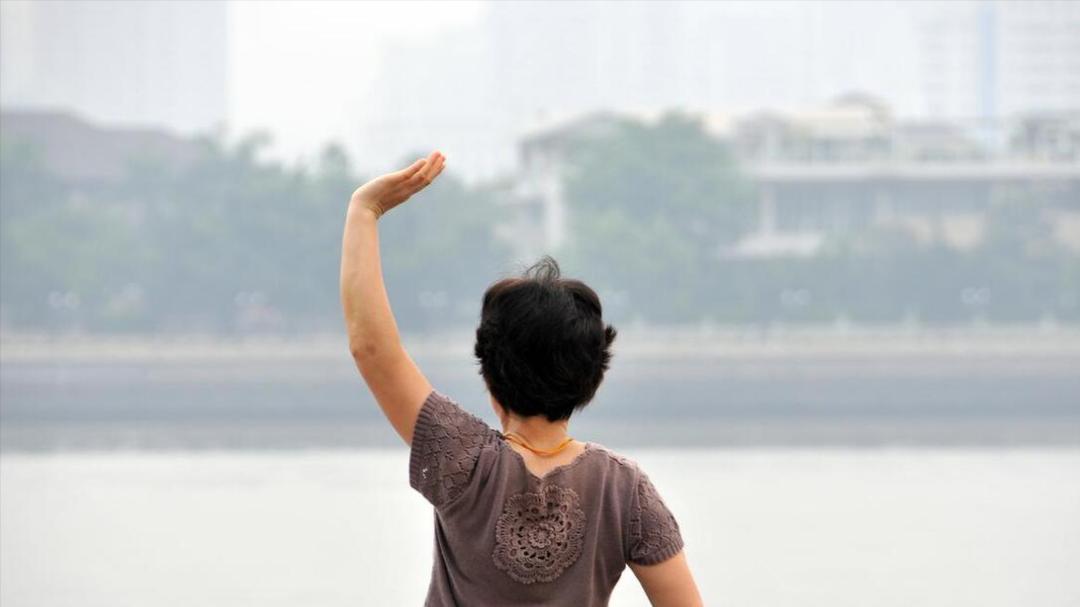 我57岁才真正活明白：老了月月有稳定的退休金，和15万以上的存款，就没必要再去拼命挣钱攒钱了