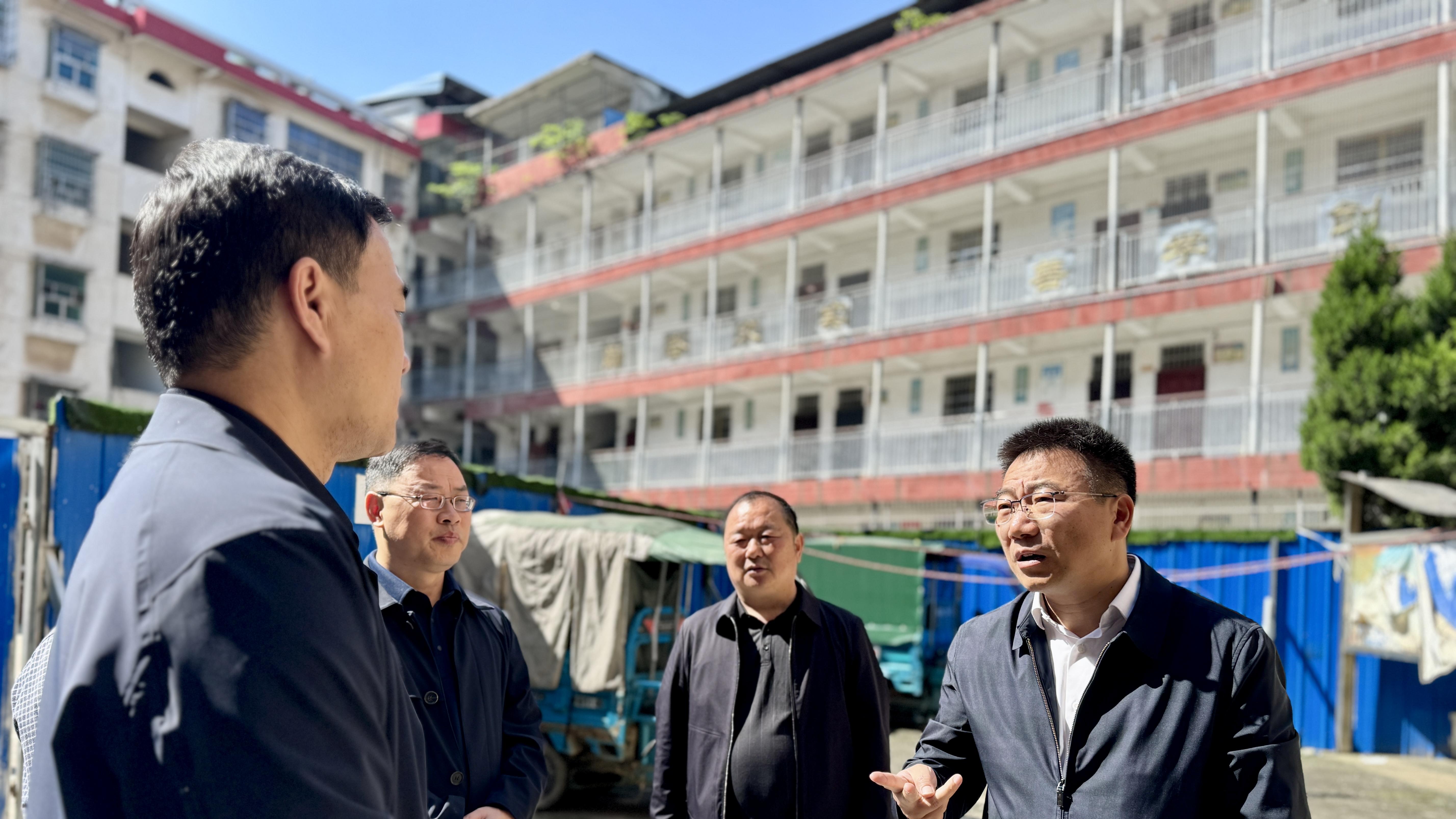 卢川调研“五一”期间道路交通安全及危房安全工作