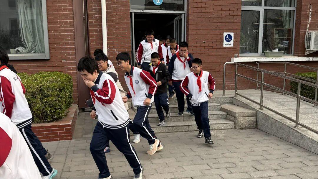 从“演练”到“本能”：古城中学消防演习锤炼应急硬功夫