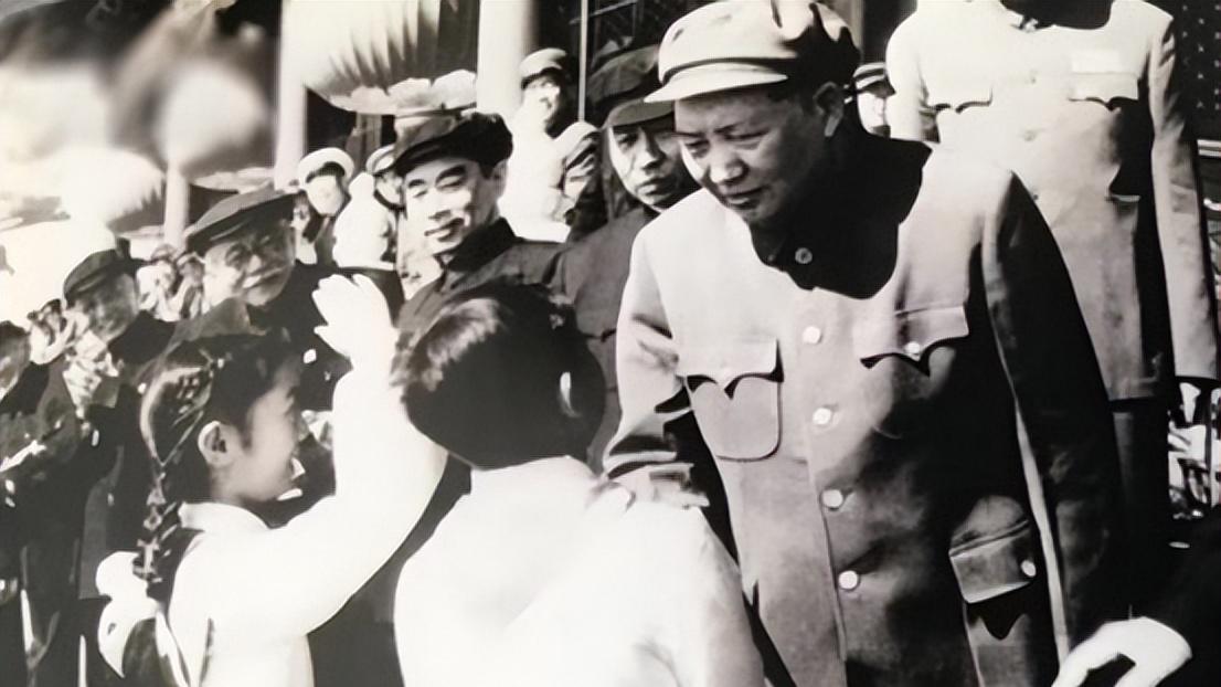 1953年张筠英上天安门献花，毛主席与她亲切交流，翻译是彭真市长