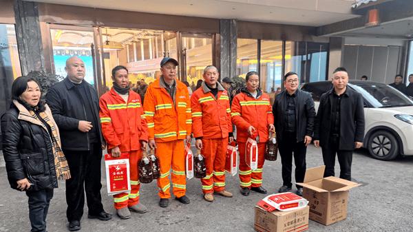 民建涪陵综合三支部携手江北商会慰问江北街道环卫工人
