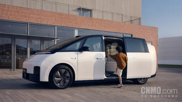 不能直接浇热水！理想汽车专家支招冬季车玻璃除冰