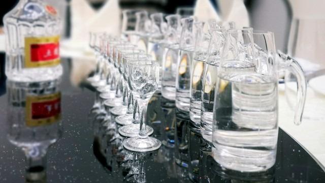 别再瞎喝白酒了！用这盲品3招，秒变酒场老炮儿