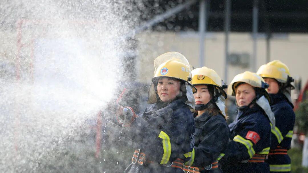 荆门市掇刀区麻城镇巾帼义务消防小分队开展春季防火实战训练