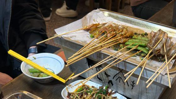 冬瓜山香肠焦香，蘸辣椒粉一口一根