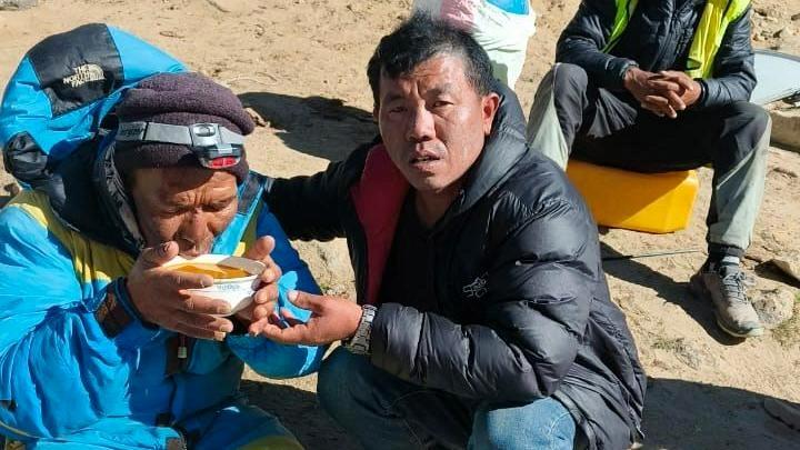 52岁夏尔巴向导被困珠峰7500米，旅游公司延误救援，他硬扛6天6夜奇迹生还