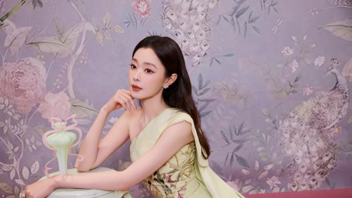 宋轶一袭古风装扮，宛若画中走出的女子