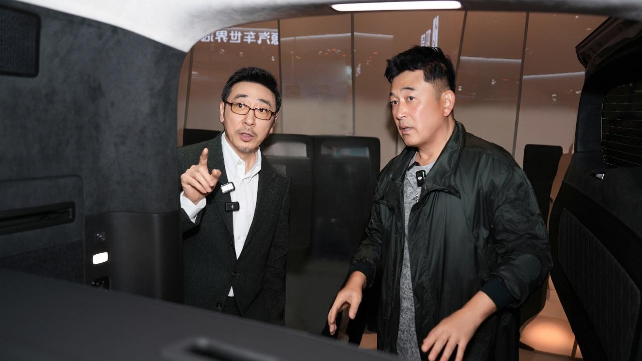 王志飞宁理逛北京车展 聚焦仰望品牌见证国产高端实力