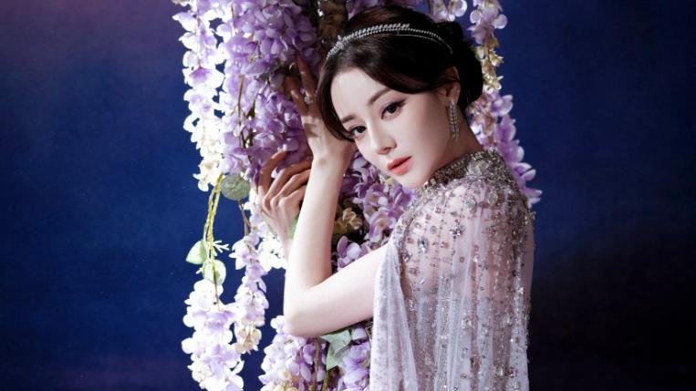 迪丽热巴别着急转型，杨紫和赵丽颖的新剧成绩，验证她的路线挺对