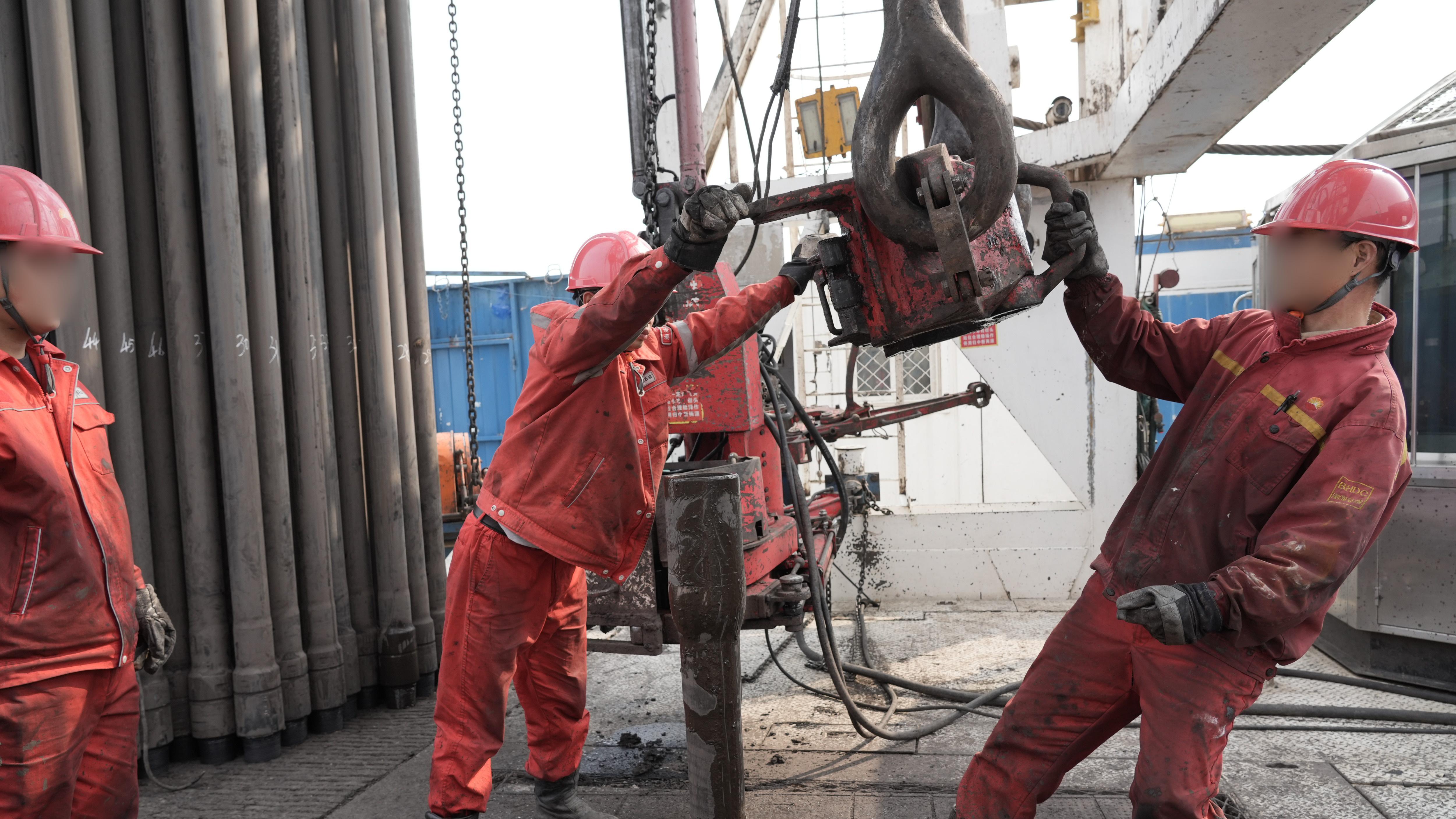 渤海钻探钻井队自主改造抓管机