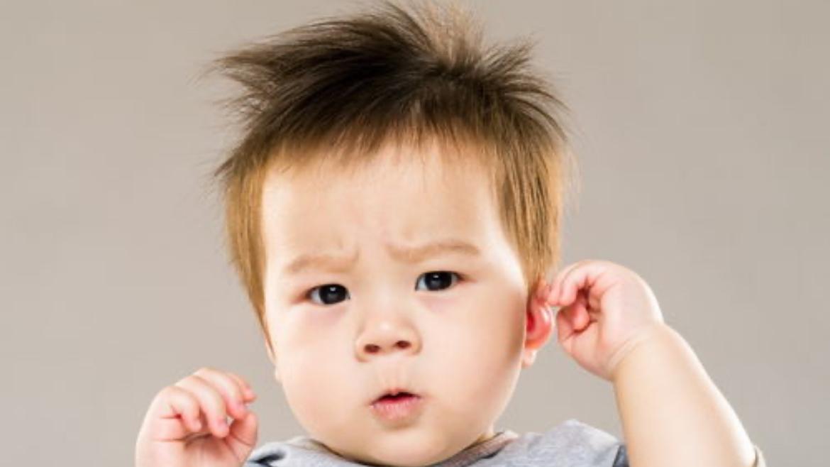 宝宝抓脸揪耳的小秘密：是无聊信号还是自我安抚？
