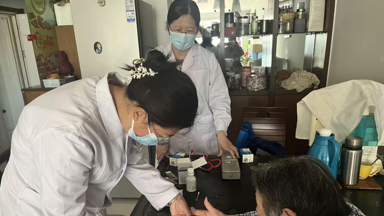 远洋山水社区卫生服务站暖心上门巡诊，筑牢慢病居家健康防线