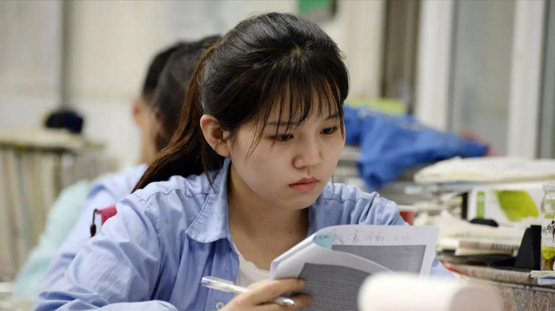 比专科生更尴尬的是二本生：穿着孔乙己的长衫，却干不了赚钱的活