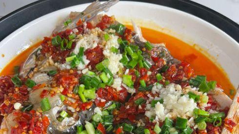 剁椒鱼头，红绿剁椒铺满鲜辣的汤汁拌面一绝