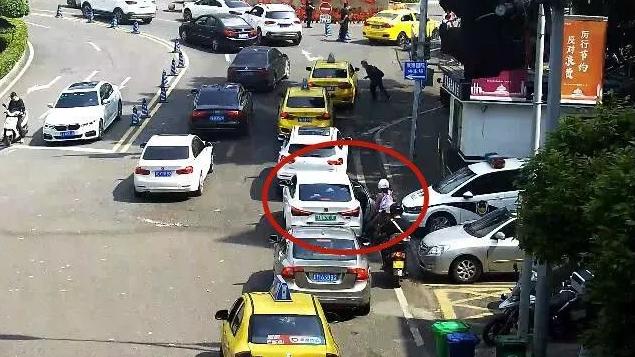 乘客开门撞人谁担责？法官一锤定音：司机没做到这两点，必须赔