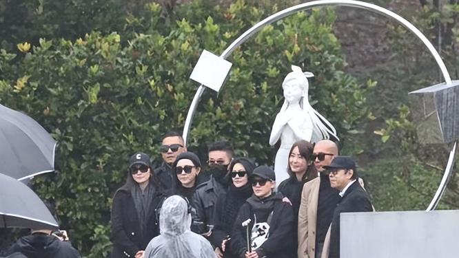 雕像揭幕却惹争议，韩媒曝光真实死因，原来我们都错怪了汪小菲