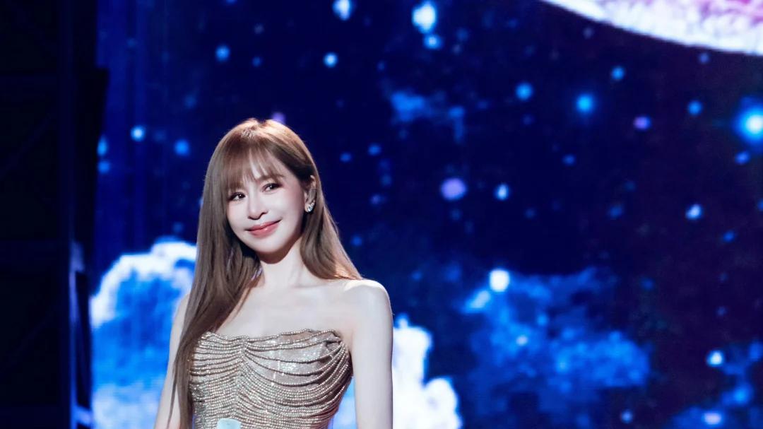 43岁王心凌上海开唱震撼全场！500条珠链配18厘米高跟燃爆舞台