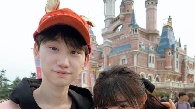 Doinb和老婆发生争吵，发视频让网友评评理，孩子感冒该不该强行灌药